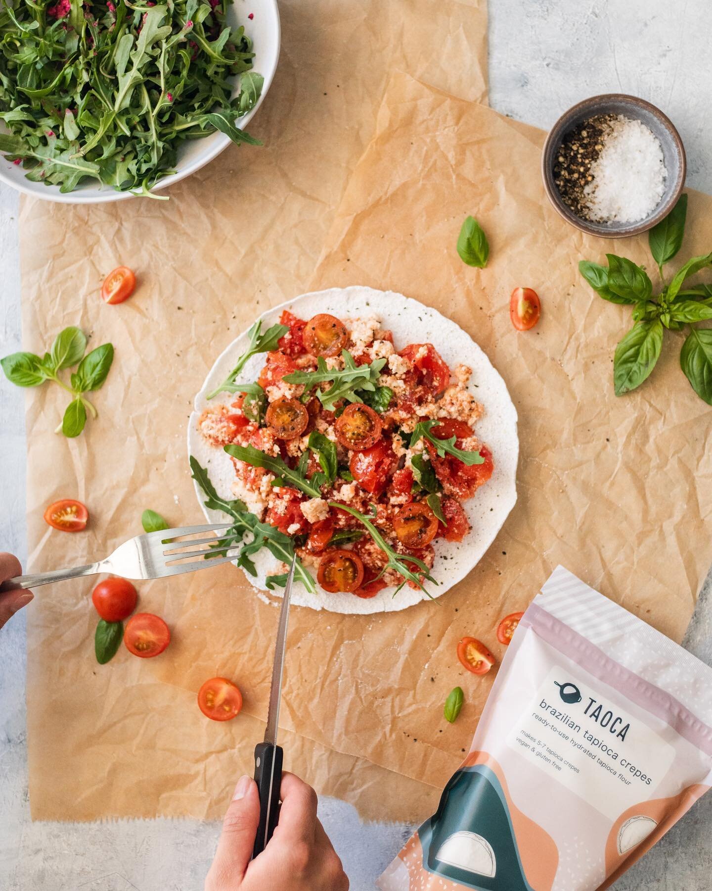 This gorgeous shot by @omumeshi 😍😍😍
Taoca with simple fillings that you might already have in the fridge: cheese, cherry tomato, rocket, basil, olive oil and black pepper. A light but filling meal 🤤
#glutenfreesydney #glutenfreeaustralia #glute