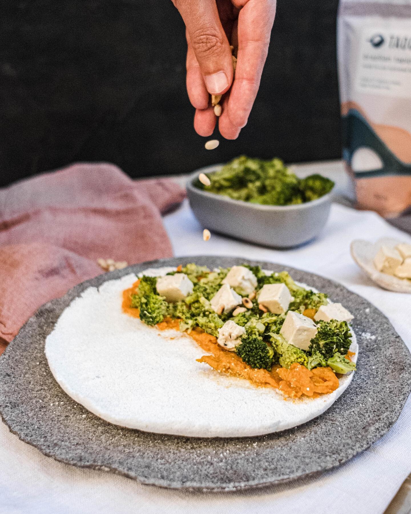 We don&rsquo;t know about you guys, but after a busy week all we want is a quick, easy and nourishing meal 🙂
This is still one of our favourite fillings: pumpkin cream, pesto broccoli and feta 🤤